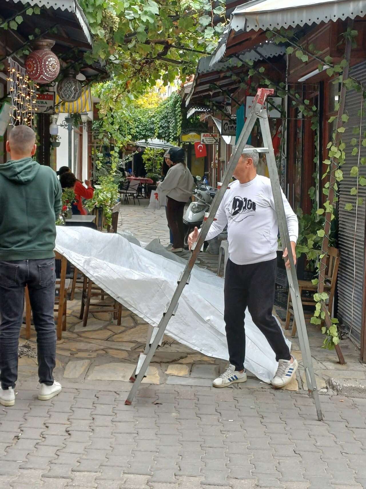 Muğla Arastası’nda İş Yine Esnafa Düştü: Yağmura Karşı Brandalı Önlem 1